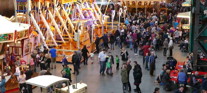 Blick auf eine Menschenmenge auf der Kirmes