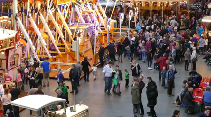 Viele unterschiedliche Menschen auf der Kirmes